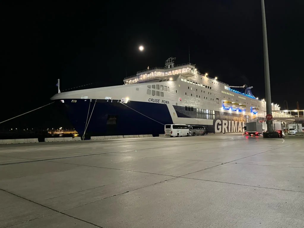 Ferry Grimaldi Lines saliendo del puerto de Barcelona de noche con destino a Porto Torres, Cerdeña