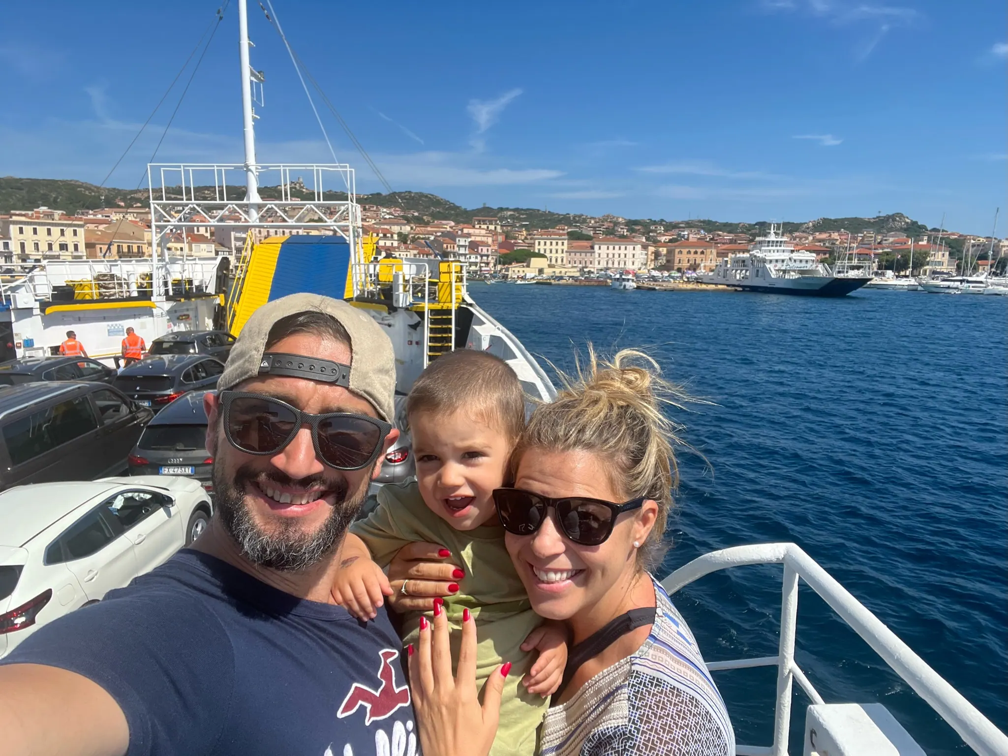 familia pasando de Palau a La Maddalena en ferry con coche cerdeña