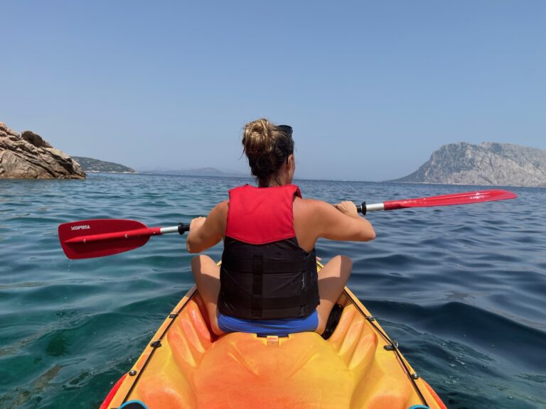 Kayak frente a la isla Tavolara: aventura entre calas secretas y vistas brutales