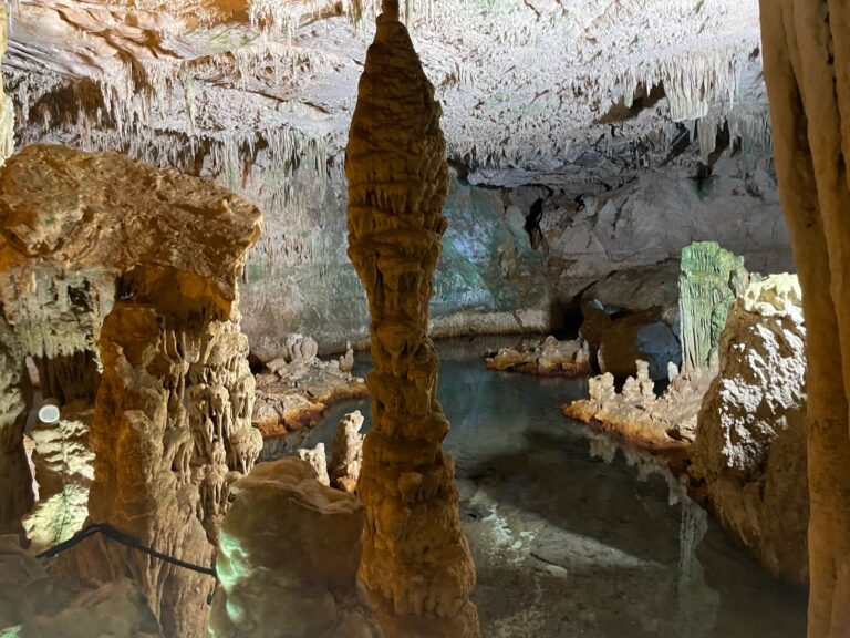 La Gruta de Neptuno: cómo visitar una de las maravillas naturales de Cerdeña