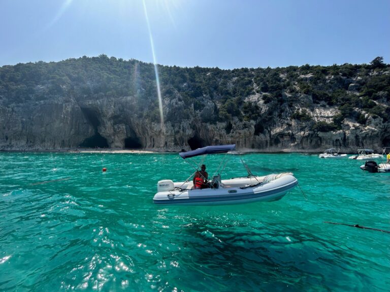 Cómo Alquilar un Barco sin licencia en Cala Gonone (Bahía Orosei)