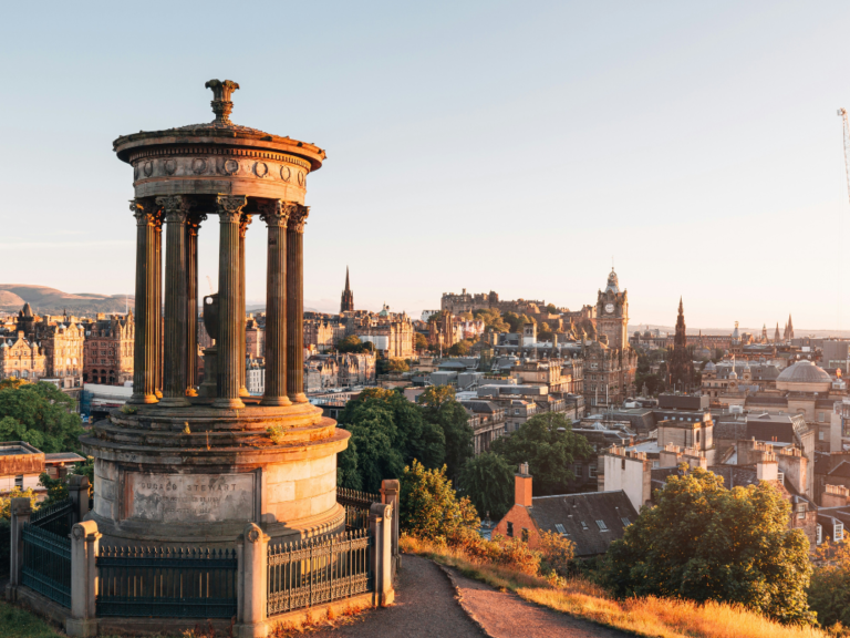 Edimburgo en pareja: ¿Qué seguro elegir para una escapada romántica a Escocia?