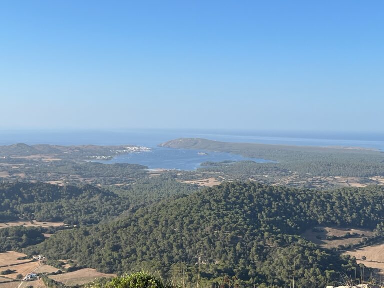 Subida al Monte Toro: El Techo de Menorca con Vistas de Infarto