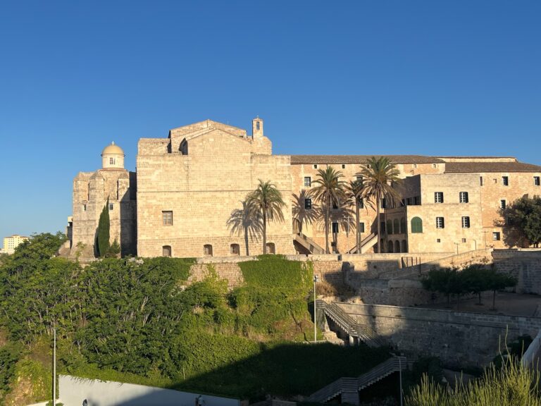 Un paseo por Mahón al atardecer: Descubriendo la capital con calma