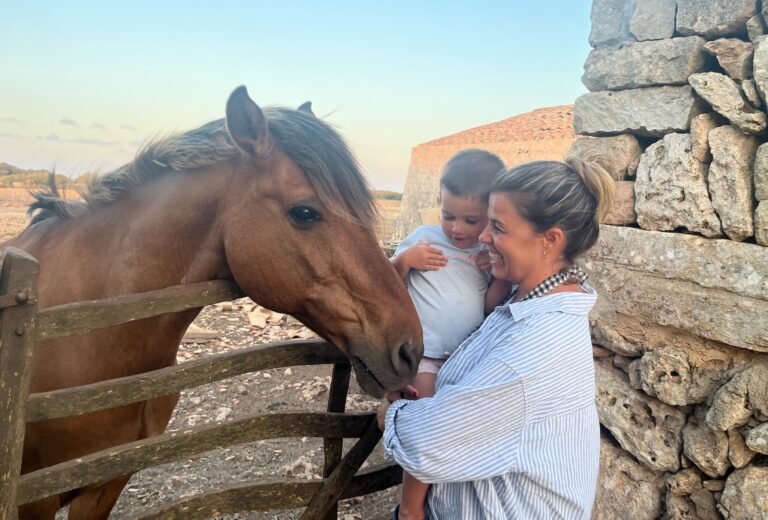 Consejos para viajar a Menorca con niños (y disfrutarlo a tope)