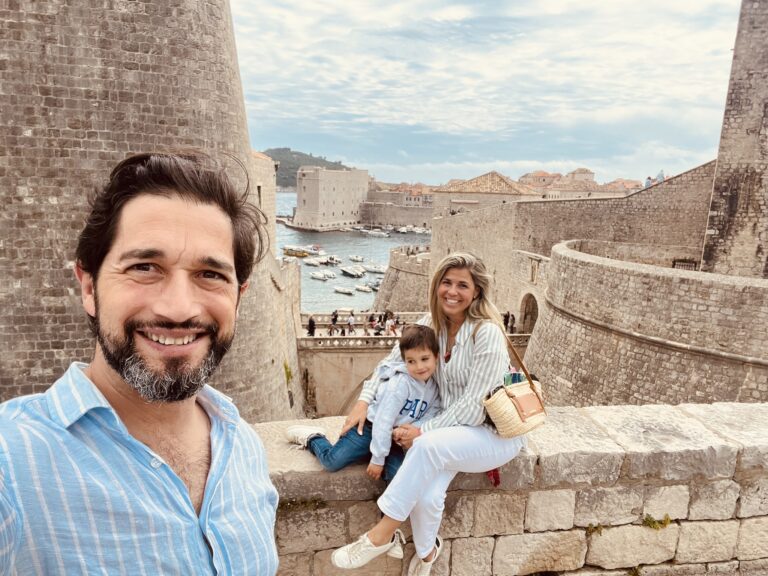 Familia disfrutando de su viaje por Croacia con niños
