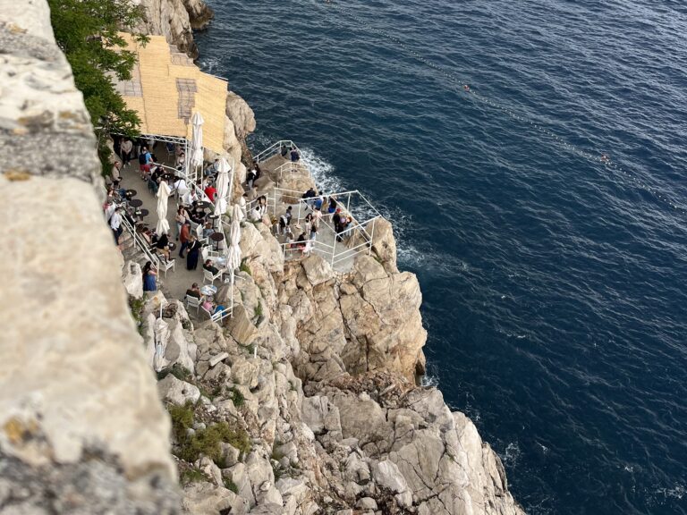 Descubre los Buza Gates: entradas secretas a los Buza Bars para bañarse y tomarte un Aperol Sprizt