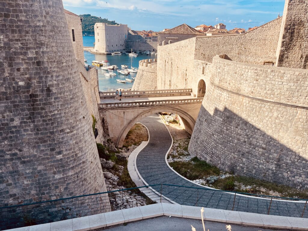 alt="Vista panorámica de las murallas de Dubrovnik y el puerto viejo"