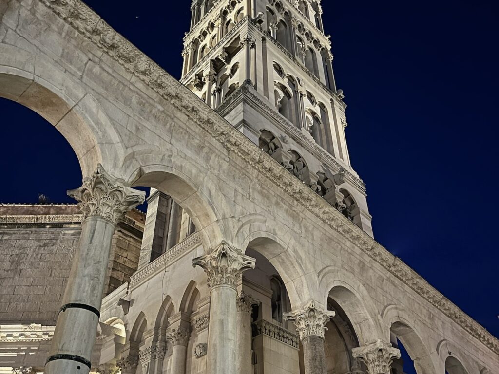 palacio diocleciano de noche