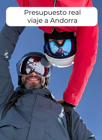 Padres sonriendo en la nieve planeando el presupuesto para esquiar en Andorra.