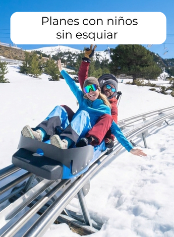 Niños lanzándose por el tobogán de nieve en Andorra, un plan alternativo al esquí.