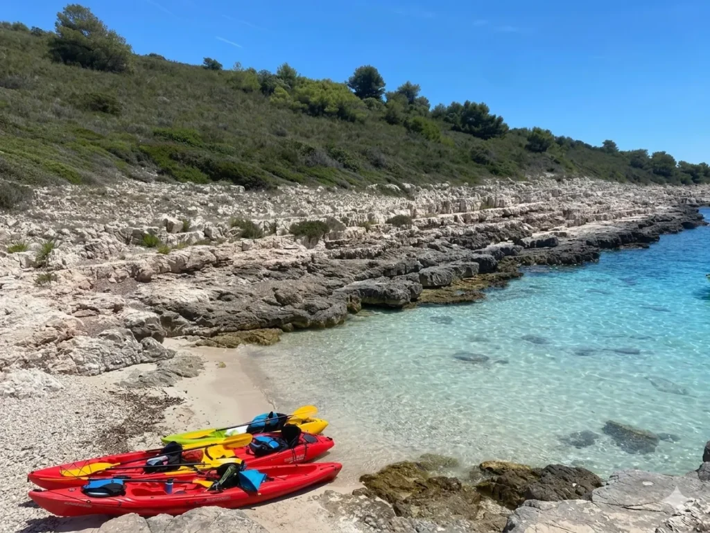 Alquiler de kayak con niños en cala de aguas turquesas de Hvar, Croacia 2026