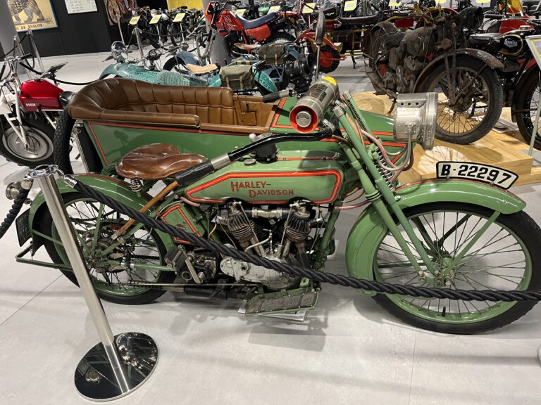 Tarde en Canillo: Belenes gigantes, motos y el mejor outlet de Andorra