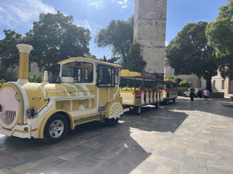 Escapada de 4 días a Hvar desde Split en ferry con coche