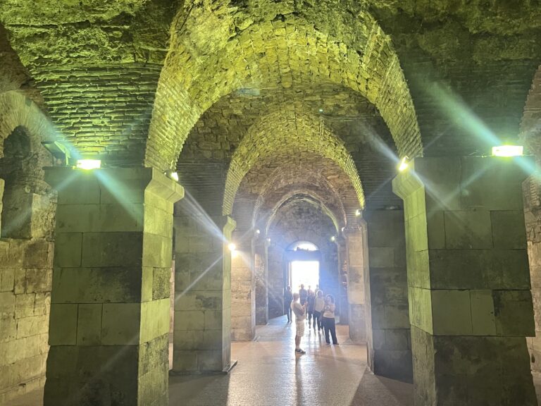 Los Sótanos del Palacio de Diocleciano con niños: Guía y curiosidades