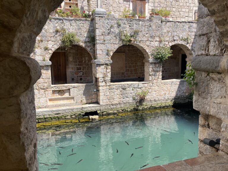 Stari Grad: historia, naturaleza y planes para familias