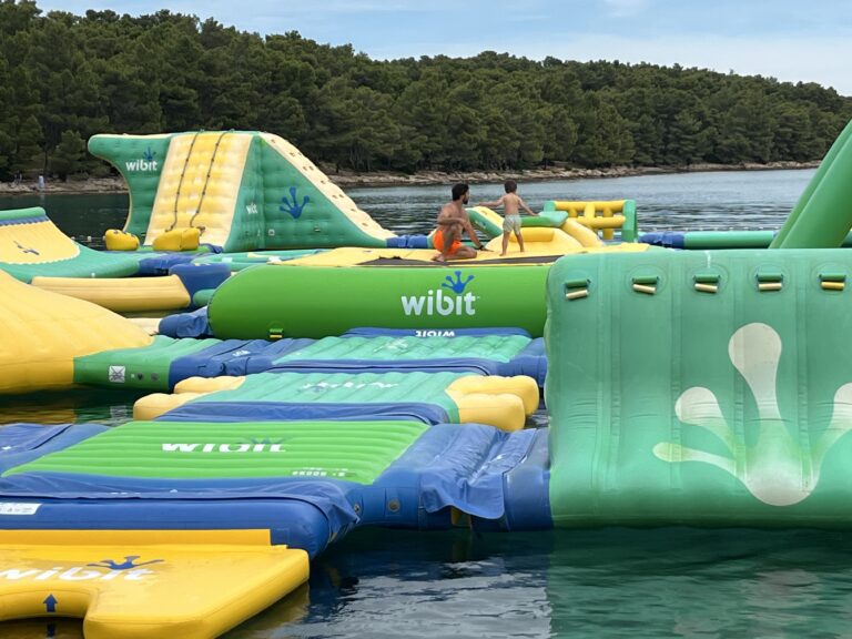 Aqua Park y chiringuito en Soline: diversión y relax todo en uno