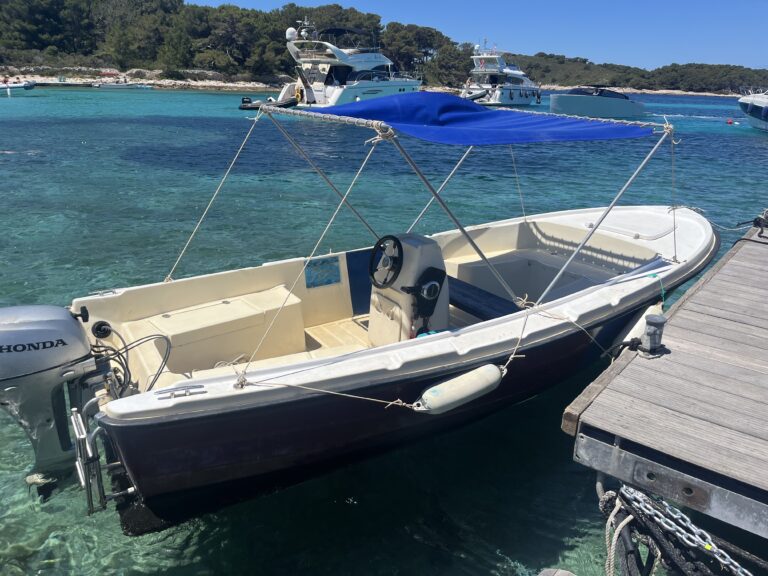 Alquiler de un barco sin licencia para visitar las Islas Pakleni