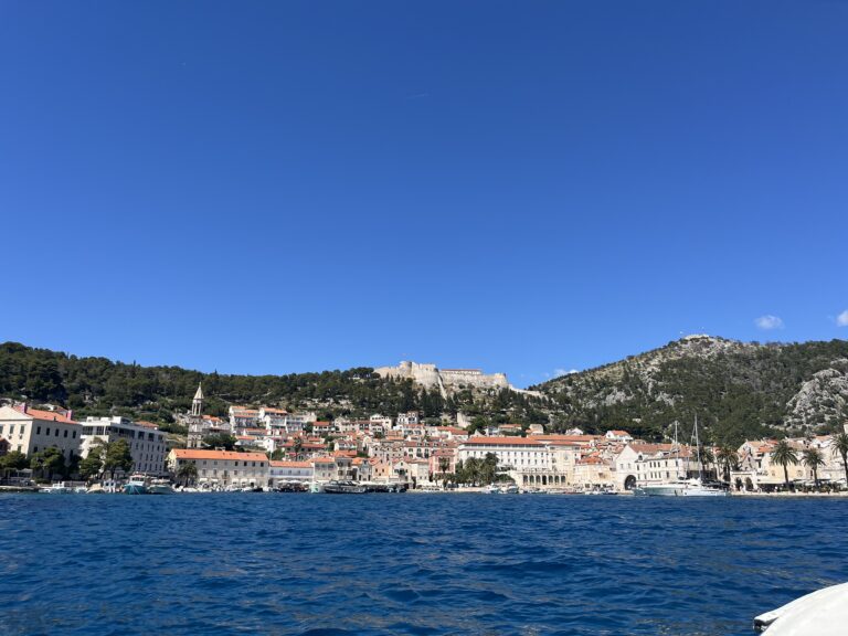 Hvar Town en familia: recorrido por la ciudad, plazas y rincones imprescindibles