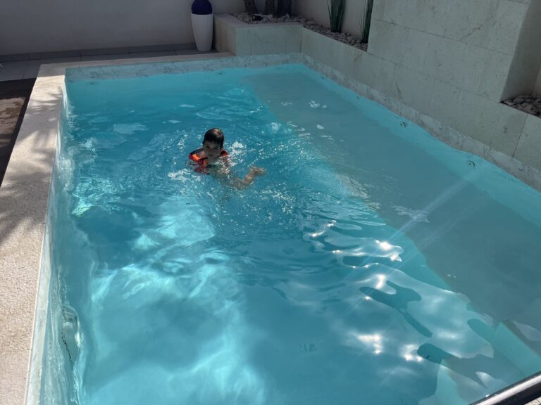 Un alojamiento con piscina en Zadar