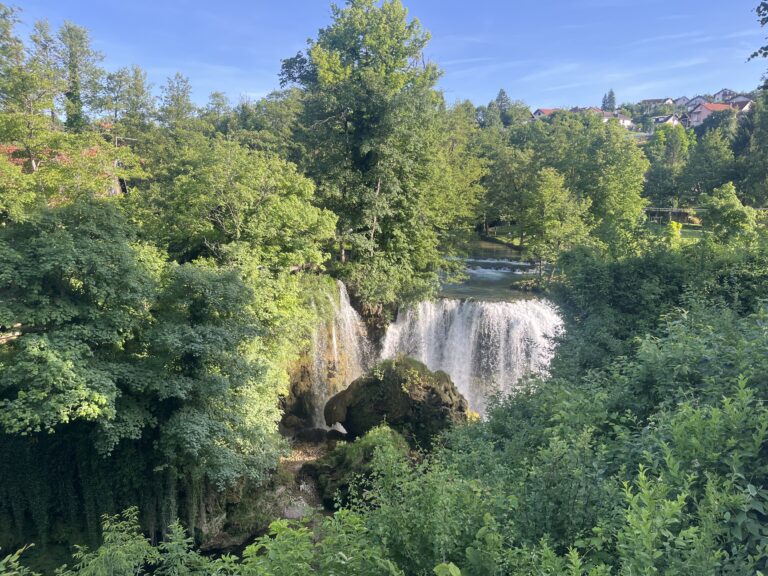 Paseo por Rastoke entre molinos, puentes y cascadas