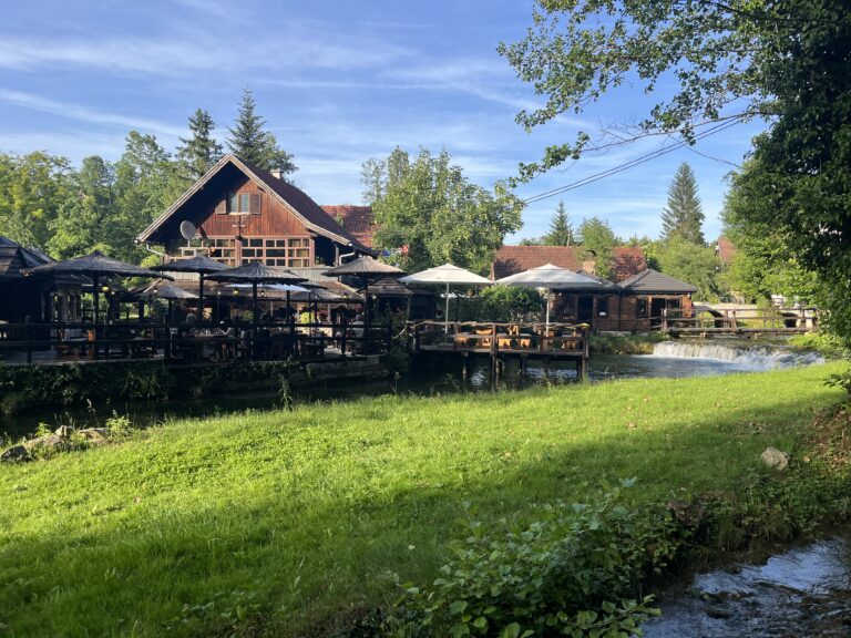Cenar en Petro: un descanso delicioso junto a las cascadas de Rastoke