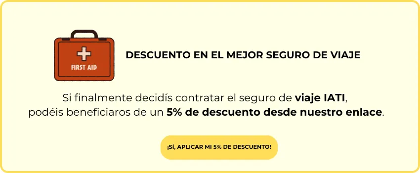 Banner con 5 por ciento de descuento en seguro de viaje IATI con icono de botiquín y botón amarillo.