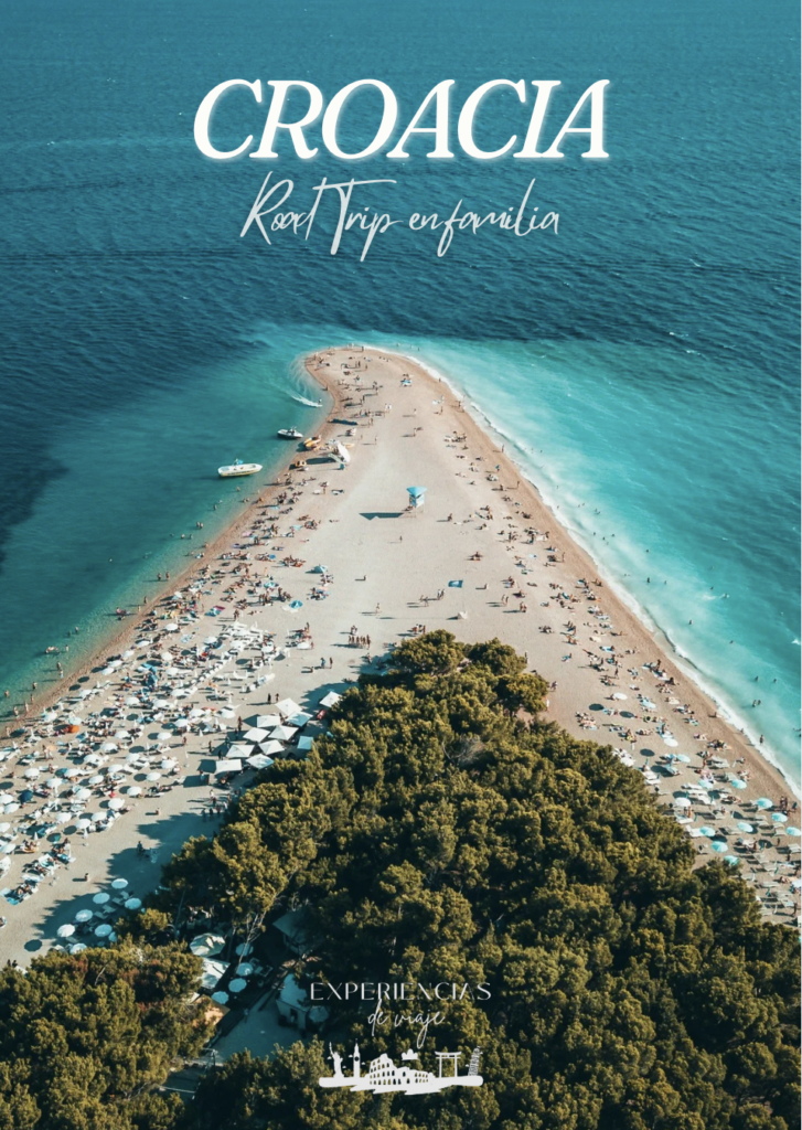 Portada de la guía de viaje "Croacia Road Trip en familia" con una impresionante vista aérea de la playa Zlatni Rat en Bol, rodeada de aguas turquesas y pinos.