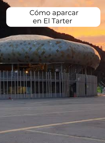 Fachada del edificio de servicios de El Tarter junto a la zona de aparcamiento.