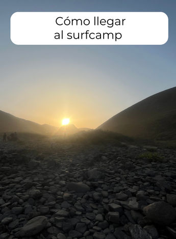 alt="Atardecer dorado sobre las colinas y el camino de acceso a la costa vicentina."