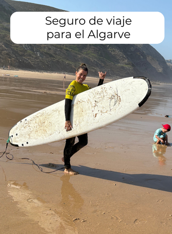 alt="Surfista sonriente con su tabla de surf en la mano en una playa portuguesa."