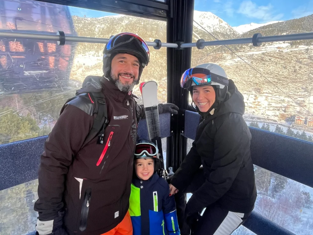 Experiencias de viaje en familia: Beatriz, creadora del blog, con su pareja e hijo en la nieve.