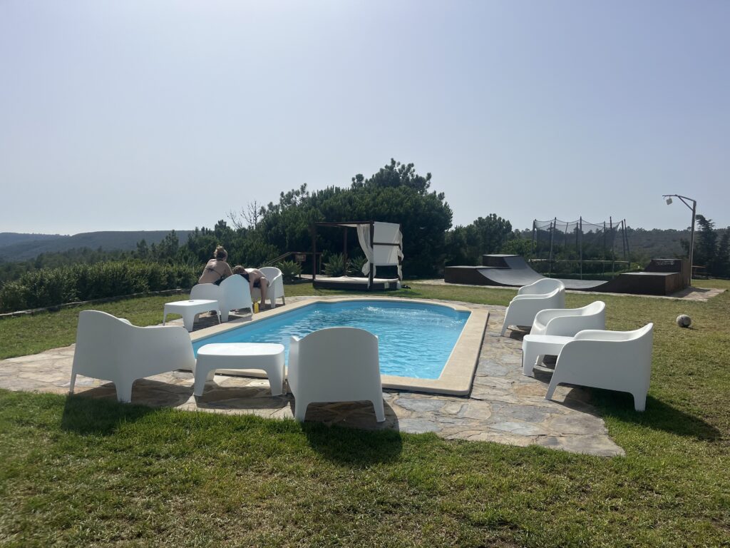 alt="Zona de piscina con hamacas blancas y rampa de skate al aire libre en Russo Surfcamp"