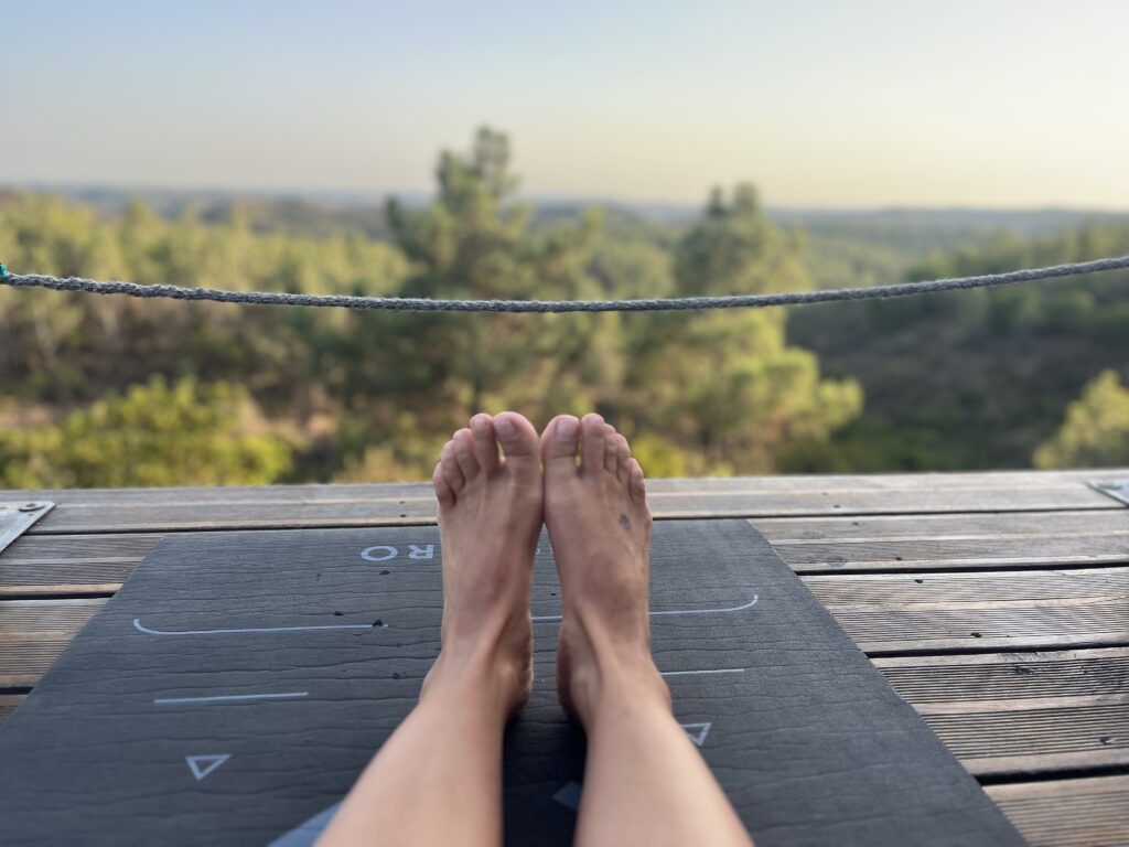 alt="Relax total en el deck de yoga con vistas al bosque en Russo Surfcamp