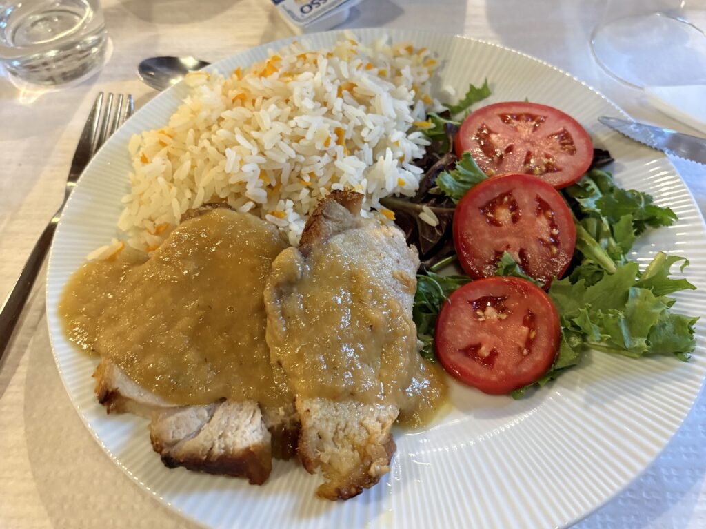 alt="Plato de comida casera saludable servido en el comedor de Russo Surfcamp."