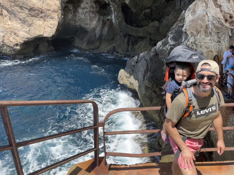 Cerdeña en familia: Por qué el Seguro IATI Familia es el mejor compañero para recorrer la isla con niños