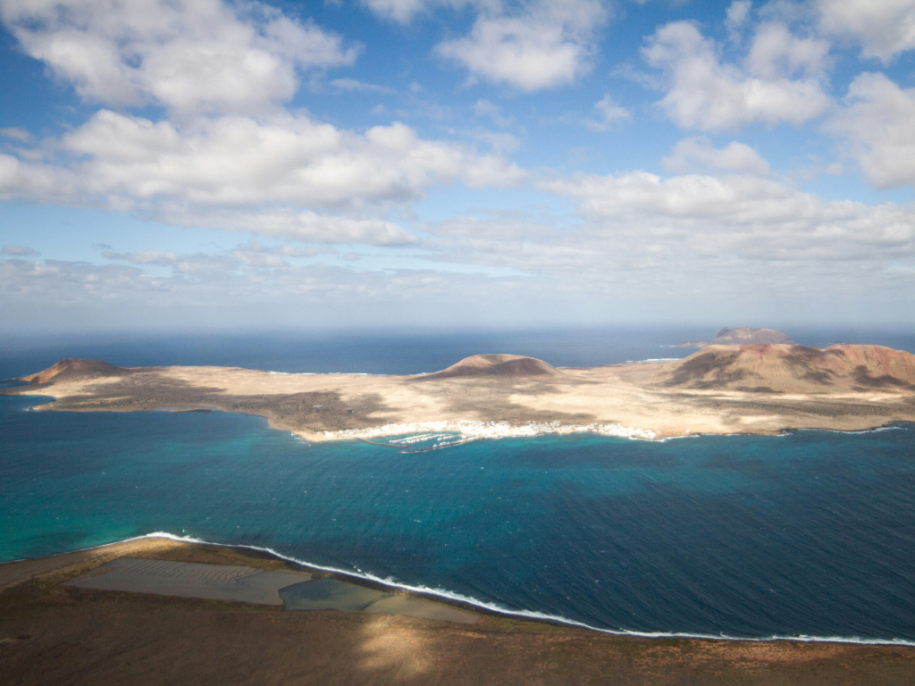 Vistas panorámicas de la isla de La Graciosa desde el Mirador del Río en Lanzarote con niños.