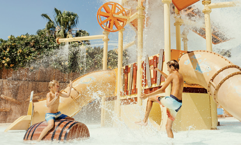 Niños disfrutando del Rancho Texas Park en Lanzarote con animales y atracciones acuáticas en familia