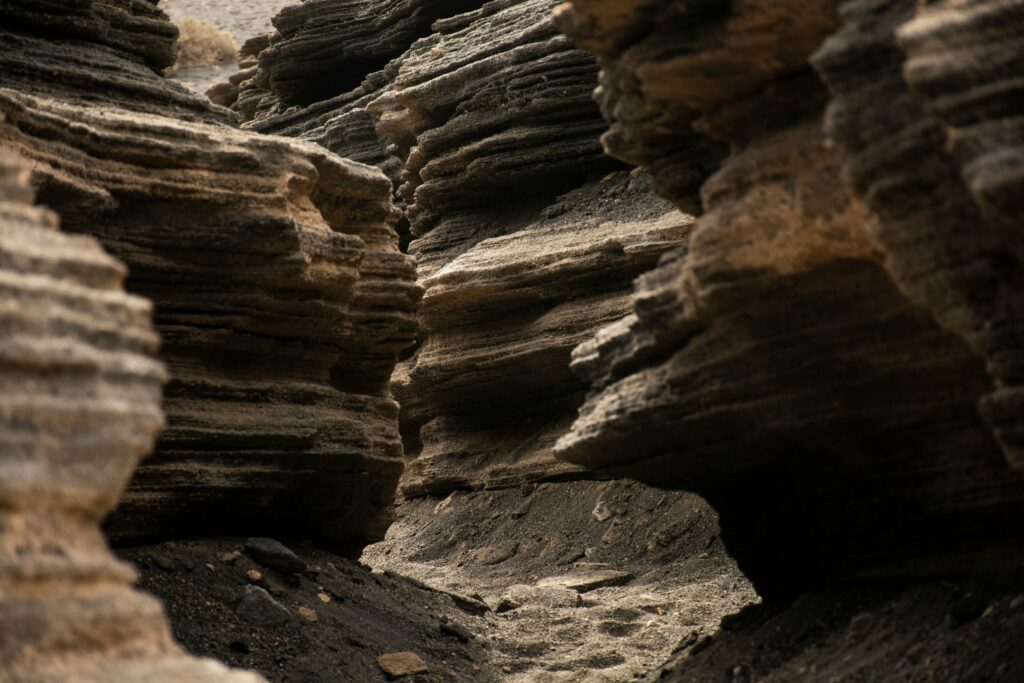 Paredes de roca volcanica estriada en Las Grietas de Lanzarote, una excursion ideal con niños.