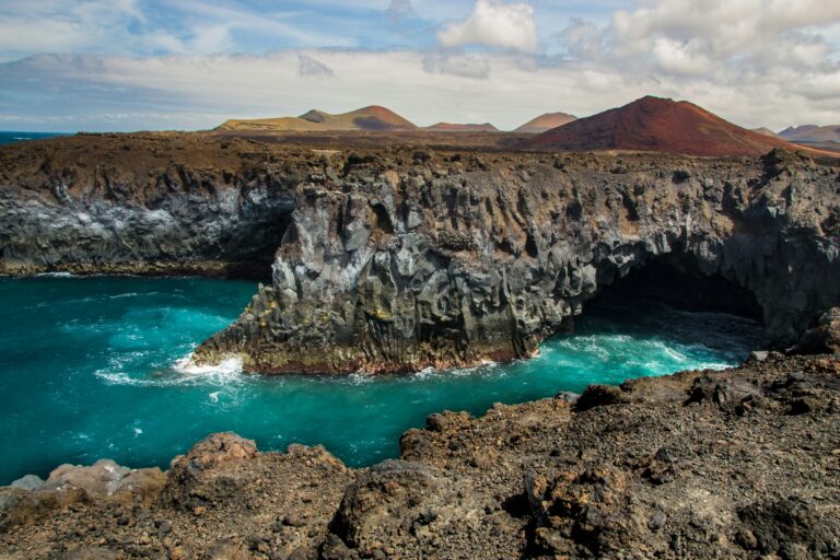 Acantilados volcanicos y cuevas marinas de Los Hervideros en Lanzarote durante una ruta en bici con niños.