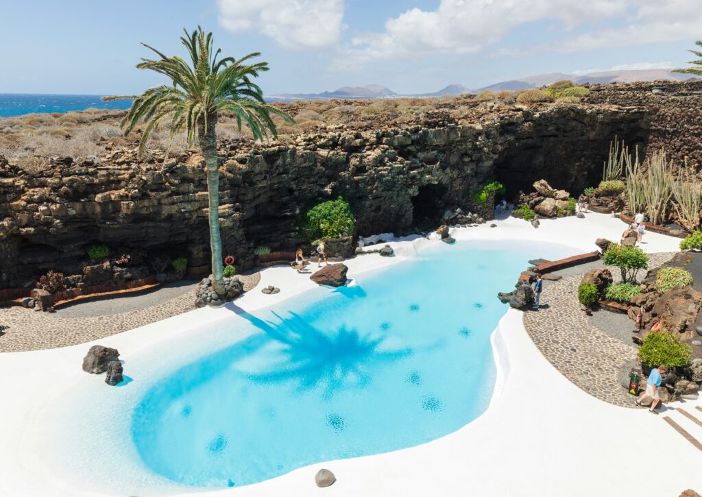 Museo LagOmar en Nazaret, Lanzarote, integrado en la roca volcánica