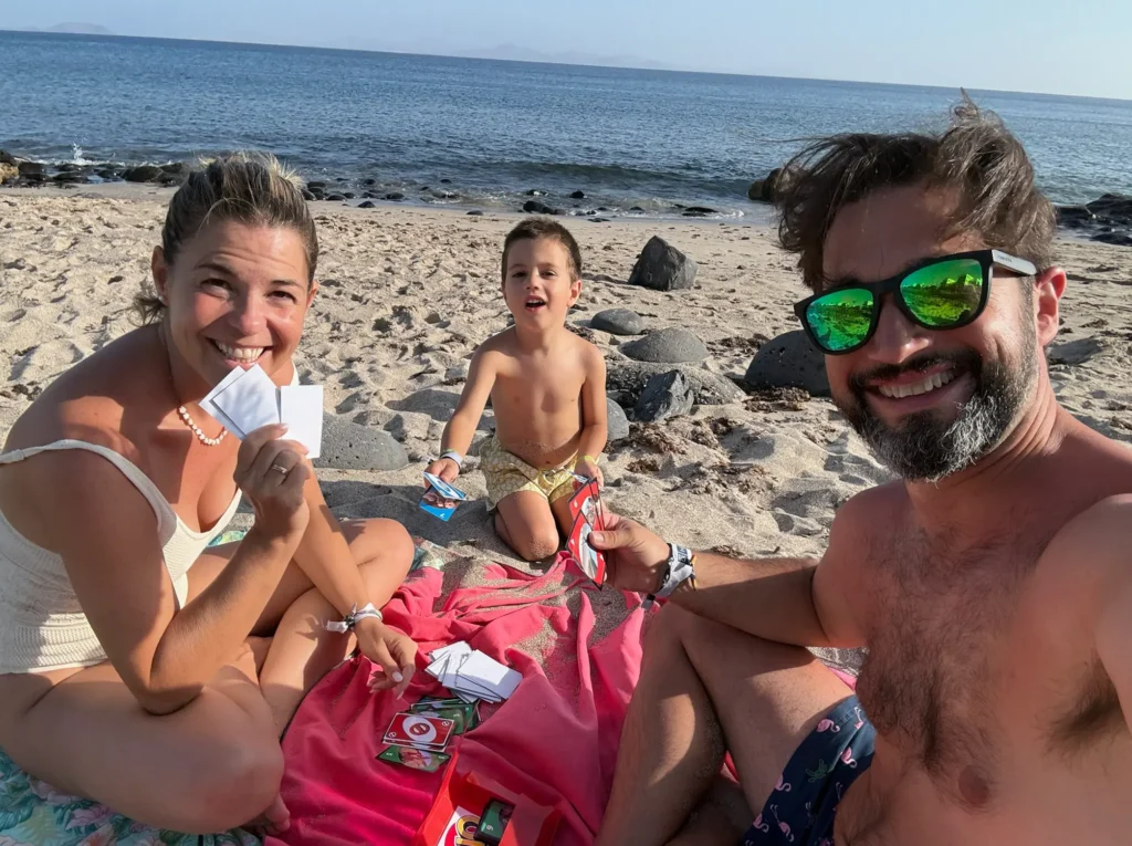 familia jugando a las cartas en playa de montaña roja