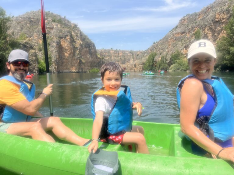 Familia con niño de 5 años haciendo kayak en las Hoces del Duratón en Segovia con Naturaltur