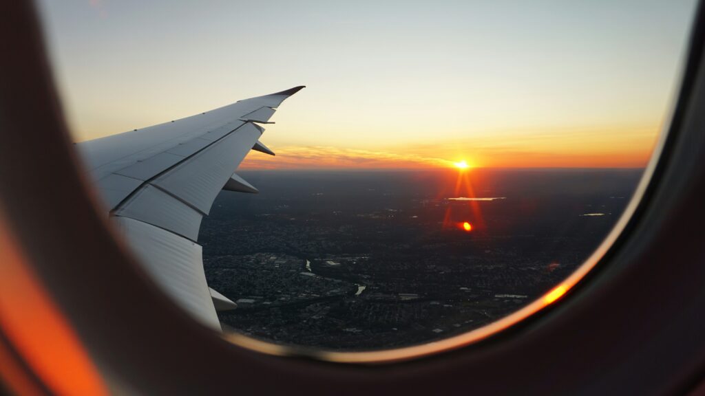 vistas del avión llegando al aeropuerto de Lanzarote para comenzar sus vacaciones