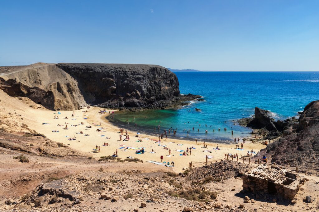 Vista aérea de las calas de Papagayo en Lanzarote con aguas turquesas y arena dorada, perfectas para familias con niños