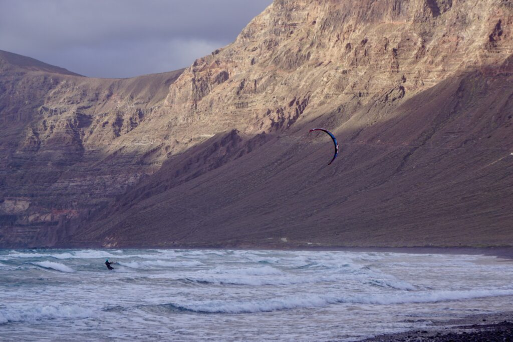 kitesur con viento en Lanzarote en verano