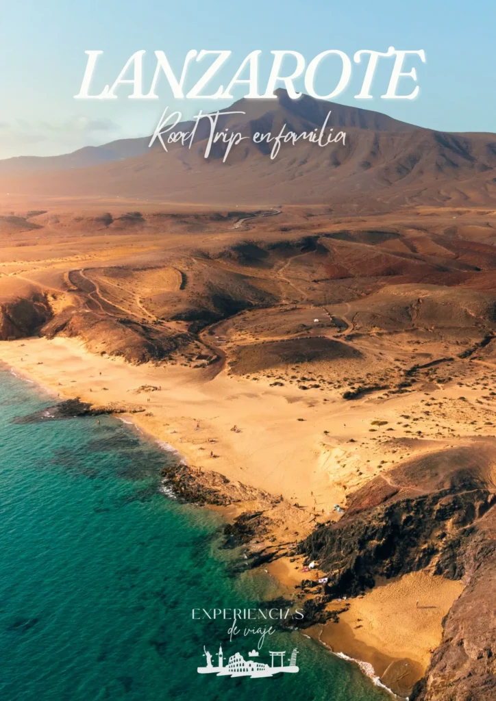 Portada de la guía de viaje "Lanzarote Road Trip en familia" con una impresionante vista aérea de la playa de Papgayo.